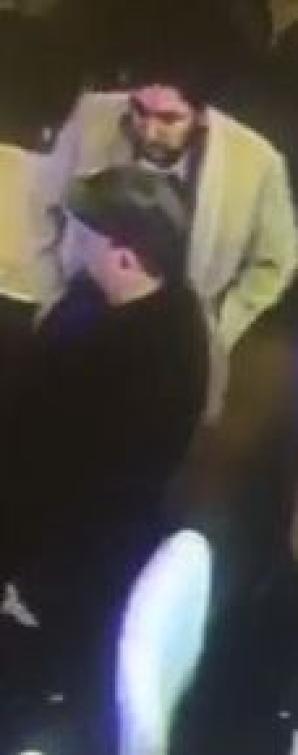 Chi conosce i truffatori visti nella video? Questi uomini hanno carpito i Bitcoin, pagando con le banconote false da 500 Euro! Questo delitto e' stato denunciato ai Carabinieri. Ricercato hanno cominciato anche gli agenti dall'Ufficio Rutkowski!