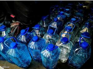 Bimber z pomocą! Policjanci z Podlasia przekazali nielegalny alkohol służbom sanitarnym!