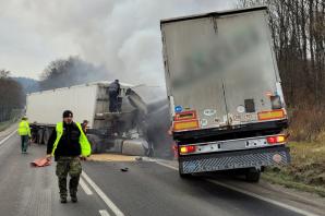 Strażnicy graniczni wyciągnęli człowieka z płonącej ciężarówki
