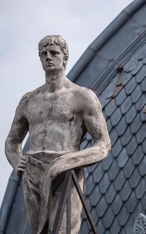 Rzeźby na dachu Pałacu Poznańskiego odzyskują dawny blask