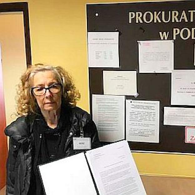 [VIDEO] Czy prokurator Marek Wołtysiak z Poddębic to adwokat? Czy przesłuchał zgłoszoną do ścigania notariusz Sabinę Paprocką, czy sobie z nią pogawędził? Dlaczego umorzył skandaliczną sprawę aktu notarialnego wpędzającego w potężny dług niewinne kobiety?
